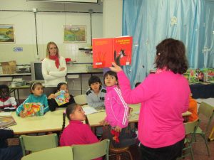 CAPERUCITA ROJA EN LA BIBLIOTECA (2)